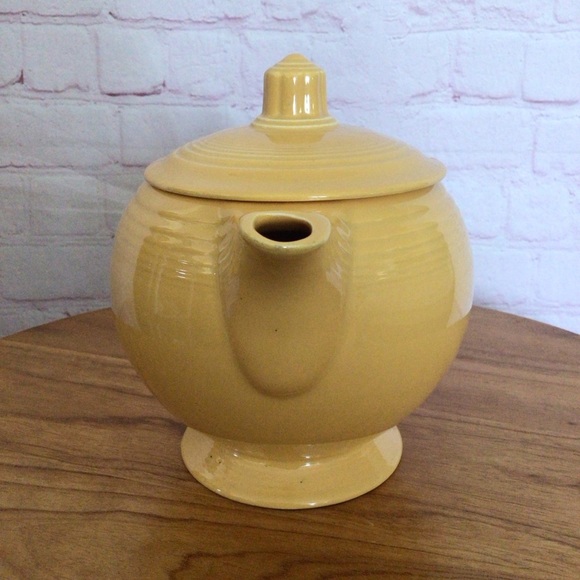 Vintage Fiesta Medium “C” Handled Original Yellow Covered Teapot - Picture 2 of 8